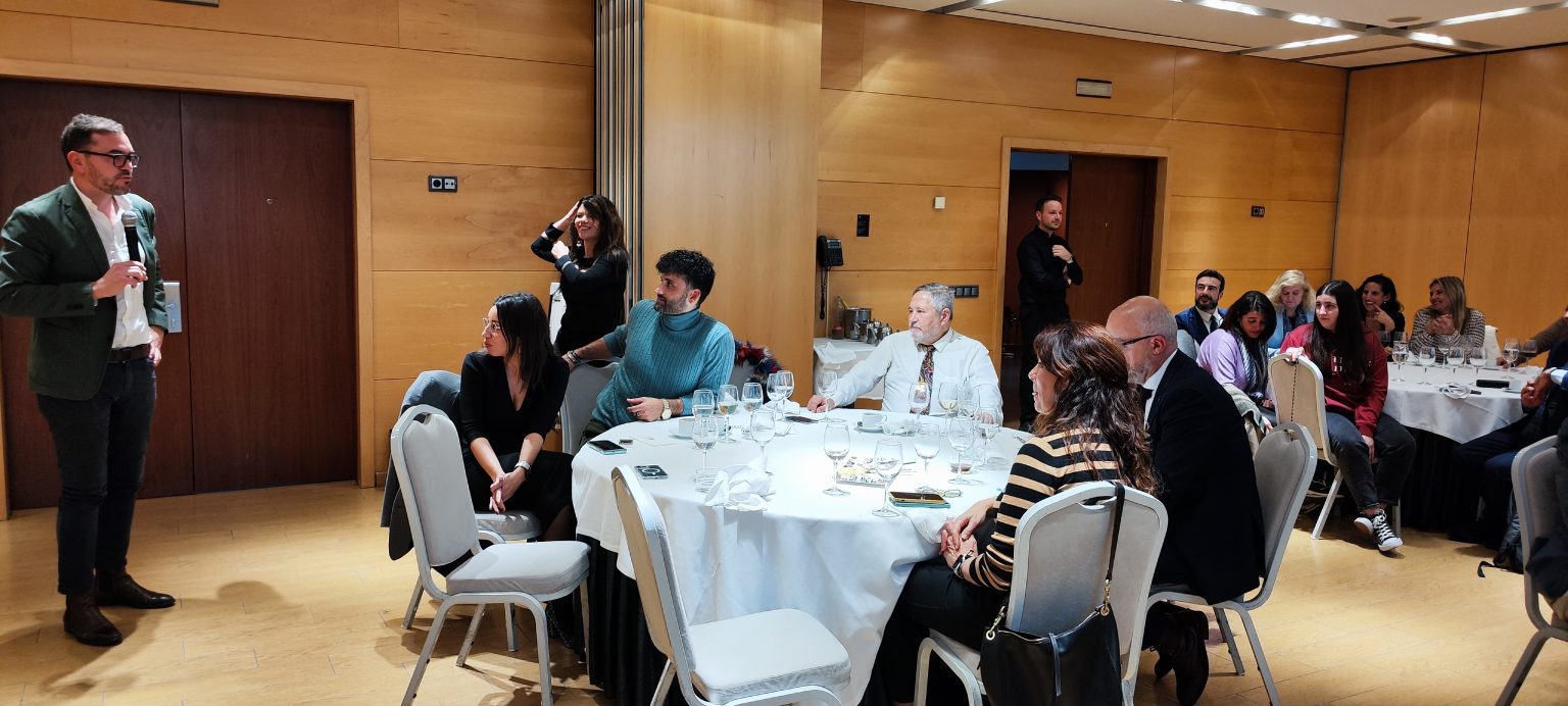 La artista internacional Michelle López y el médico Dr. Vicente Salinas dan ponencias en la reunión de Rotary Club Sevilla International