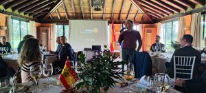 Ponencias en el Rotary Sevilla International de Rocío de los Reyes Machuca presidenta de CEDDD Andalucía y Sebastián Morales sobre ciberseguridad