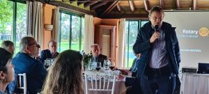 Ponencias en el Rotary Sevilla International de Rocío de los Reyes Machuca presidenta de CEDDD Andalucía y Sebastián Morales sobre ciberseguridad