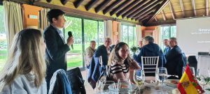 Ponencias en el Rotary Sevilla International de Rocío de los Reyes Machuca presidenta de CEDDD Andalucía y Sebastián Morales sobre ciberseguridad