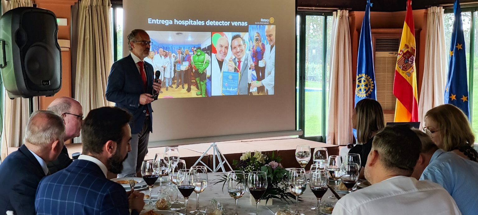 Presentations by Cristian Nila on Effective Communication and by the detective Juan Carlos Arias at the Rotary Club Sevilla International meeting