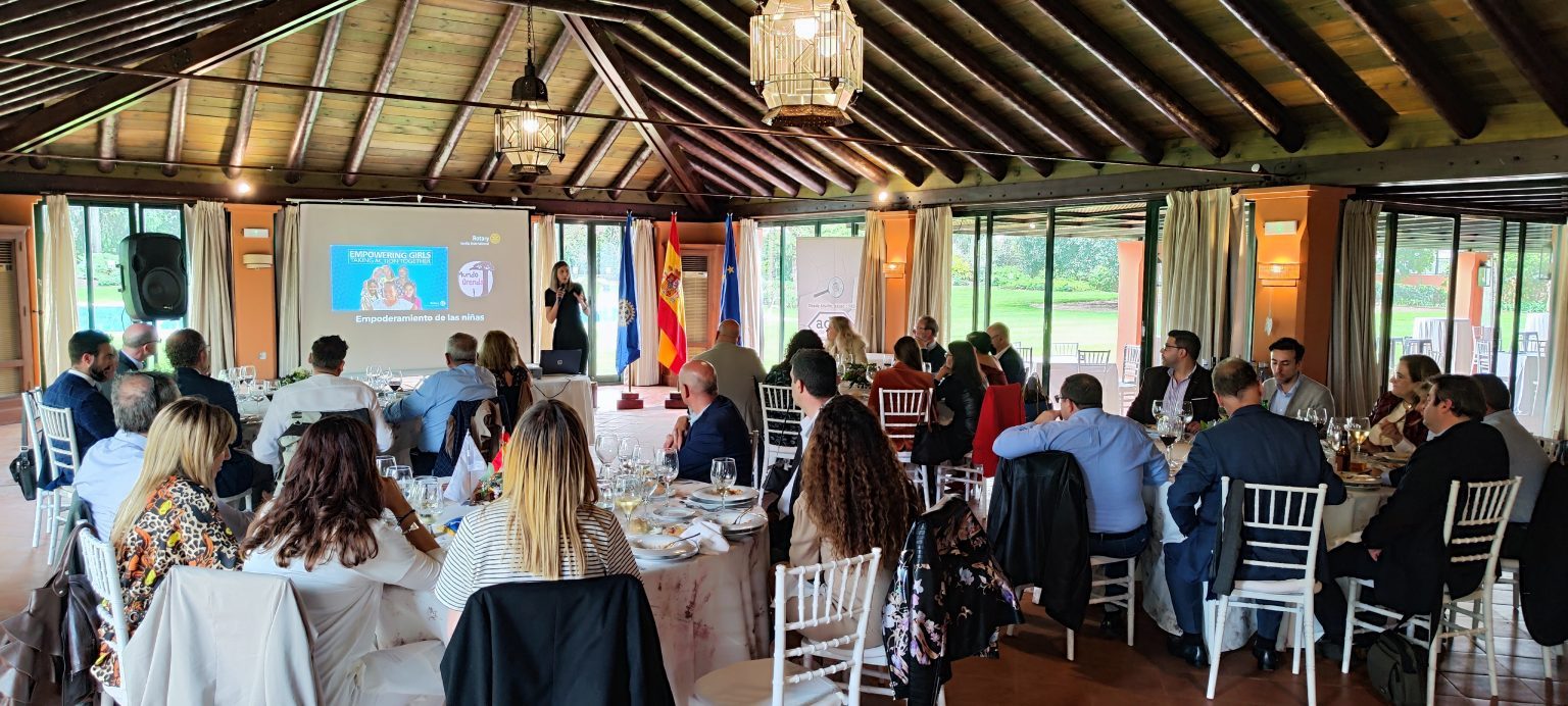 Presentations by Cristian Nila on Effective Communication and by the detective Juan Carlos Arias at the Rotary Club Sevilla International meeting
