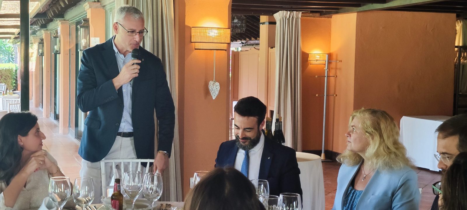 El profesor de la Universidad de Sevilla Joaquín Peña y la empresaria Sara Soriano hablan de Inteligencia Artificial y Transformación Digital en la reunión del Rotary Club Sevilla International