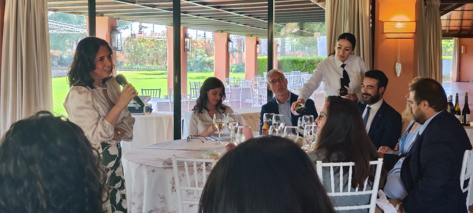 El profesor de la Universidad de Sevilla Joaquín Peña y la empresaria Sara Soriano hablan de Inteligencia Artificial y Transformación Digital en la reunión del Rotary Club Sevilla International