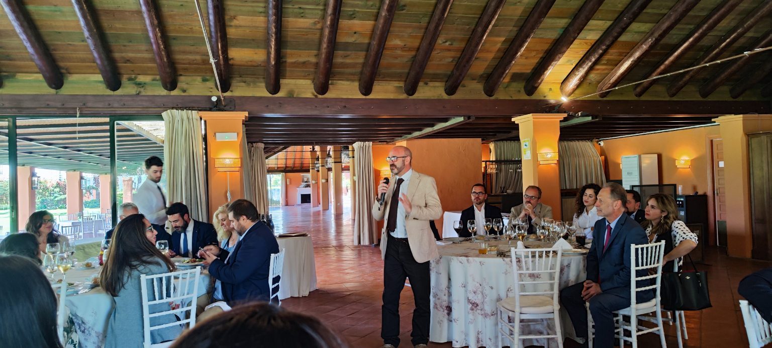 El profesor de la Universidad de Sevilla Joaquín Peña y la empresaria Sara Soriano hablan de Inteligencia Artificial y Transformación Digital en la reunión del Rotary Club Sevilla International