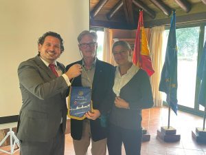 El arqueólogo Alejandro Jiménez expone los nuevos descubrimientos de Itálica en el Rotary Club Sevilla International con la visita de rotarios del club de Leverkusen