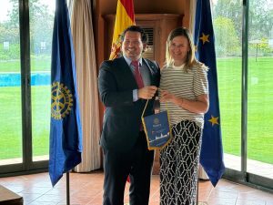 Presentations by Cristian Nila on Effective Communication and by the detective Juan Carlos Arias at the Rotary Club Sevilla International meeting
