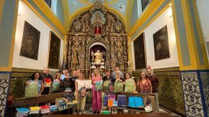 Entrega de material escolar para ayuda a alumnado en la Hdad. De la Divina Pastora de Capuchinos