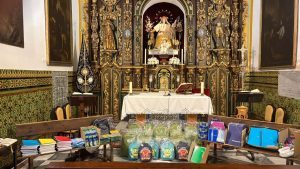 Entrega de material escolar para ayuda a alumnado en la Hdad. De la Divina Pastora de Capuchinos